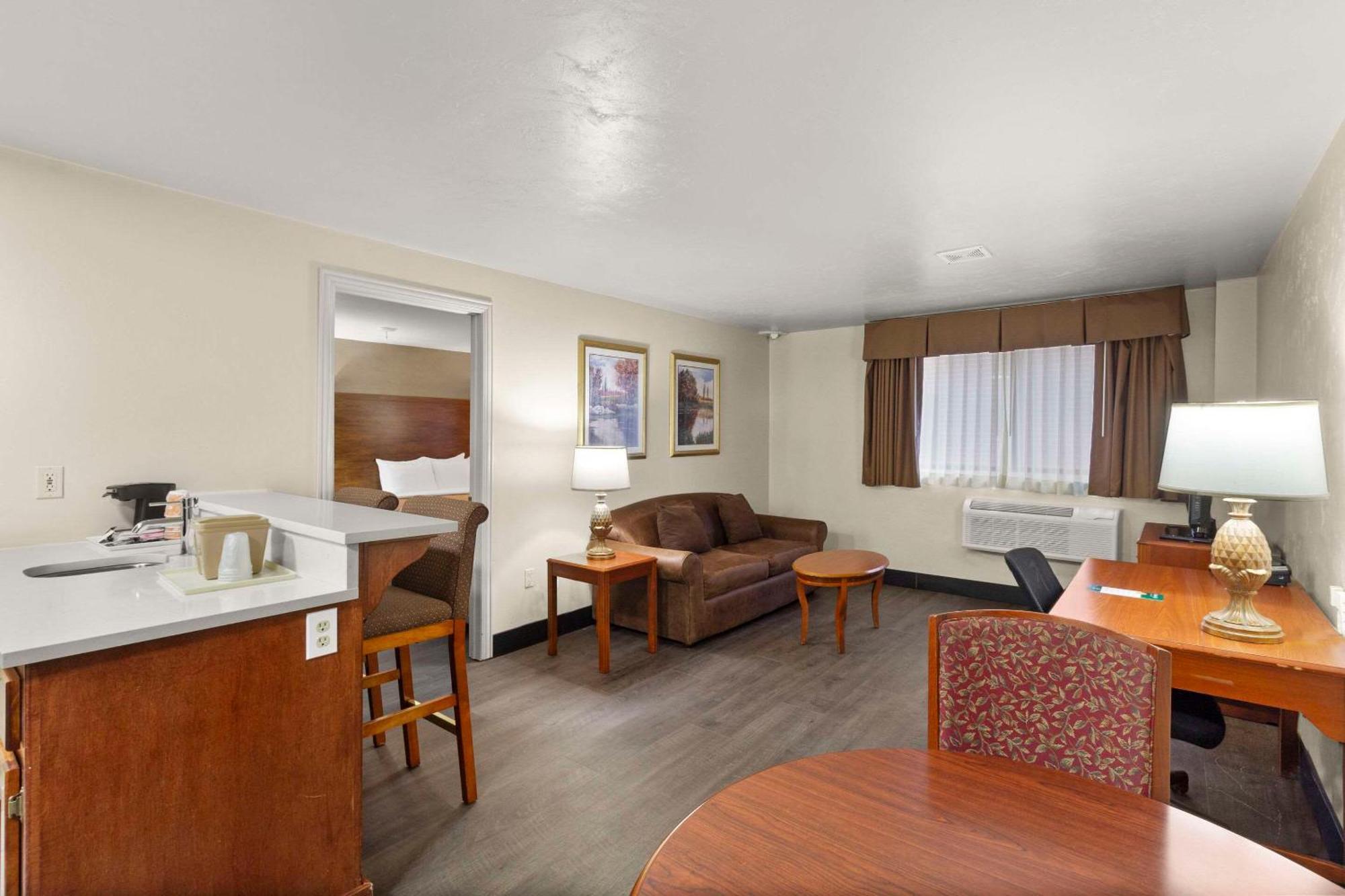 Quality Inn & Suites Downtown Green Bay Exterior photo